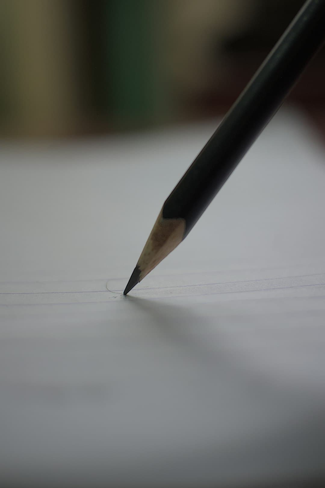 La pointe d'un crayon qui écrit sur une feuille lignée